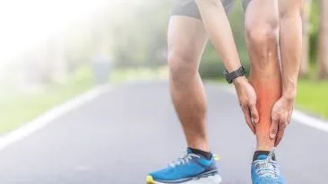 Běžec si drží koleno a lýtko, masáž s chladivým balzámem Orosteel Freeze Balm po sportu