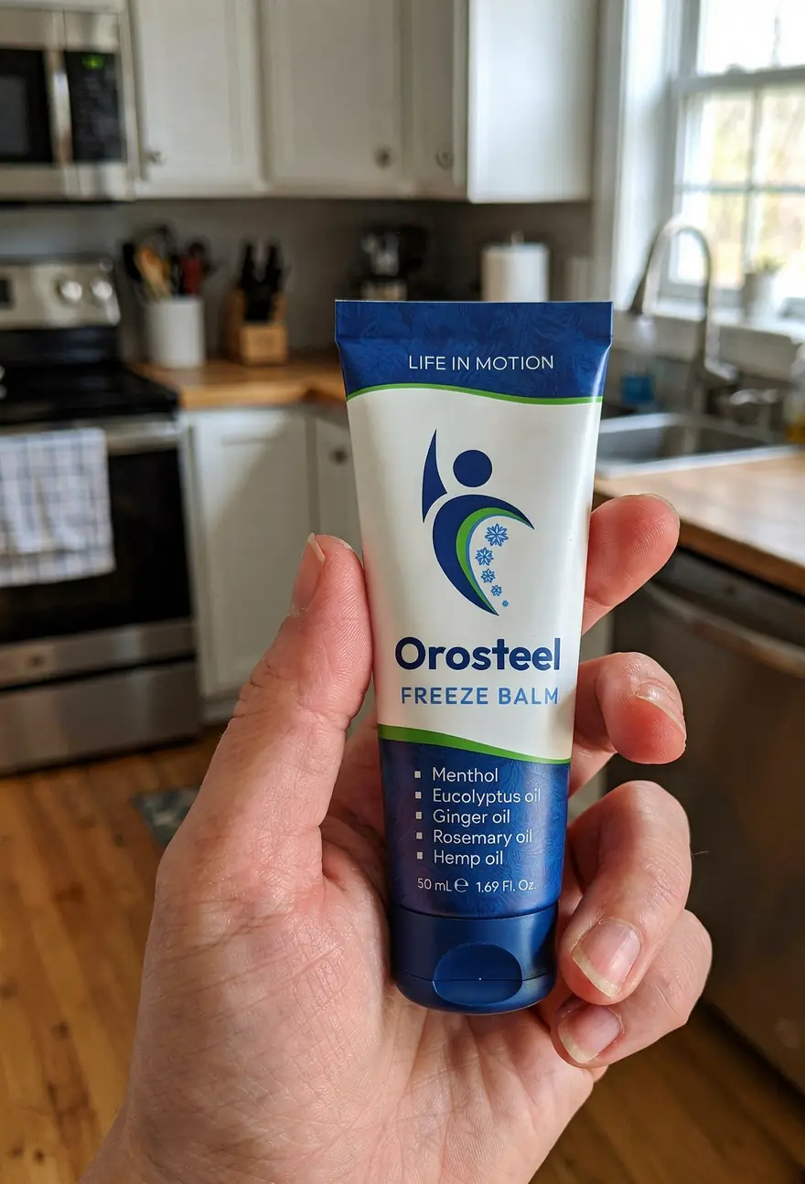 Tuba Orosteel Freeze Balm v ruce v kuchyni
